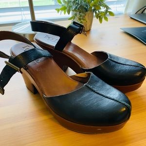 Korks black and brown clogs